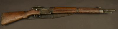 un vieux fusil avec un canon en bois et une poignée en métal