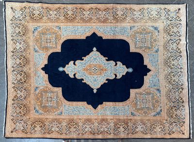 un tapis persan ancien, avec une bordure bleue et un motif en médaillon