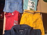 une pile de vêtements posée sur une table