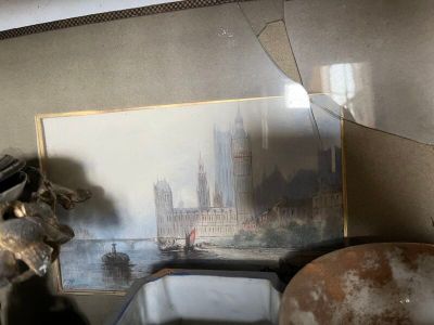 une photo d'un tableau accroché au mur au-dessus d'un lavabo