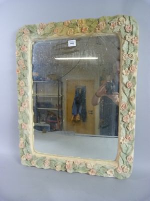 un miroir sur lequel on voit l'image d'une personne en train de prendre une photo