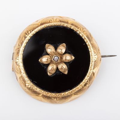 Broche ronde or gravé 18K, onyx et demi-perle Poids brut : 7… - Photo 1