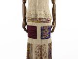 une photo d'un mannequin portant une robe au motif patchwork