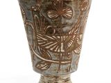 un vase orné d'un motif sur l'extérieur