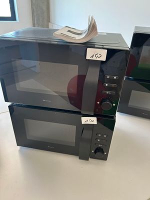 deux fours à micro-ondes posés sur une table