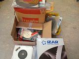 une pile de CD et des CD dans une boîte posée par terre