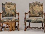 paire de fauteuils en bois sculpté avec assises recouvertes de tapisserie