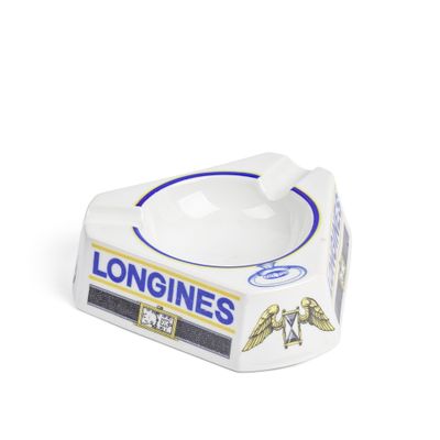 un gros plan d'un cendrier blanc portant le logo Longines