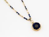 un gros plan d'un collier orné d'une fleur bleue