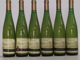 six bouteilles de vin alignées sur une table