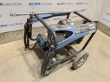 une machine bleue et noire posée sur un sol en béton