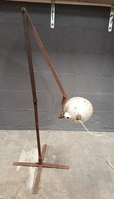 une lampe posée sur un support dans une pièce