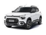 un SUV Citrole blanc garé devant un fond blanc