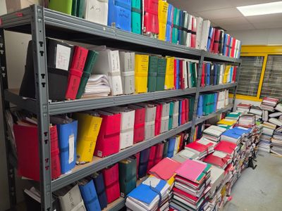 de nombreux livres sur les étagères de la bibliothèque