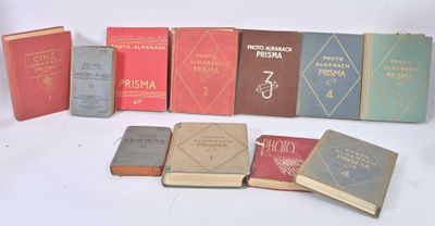 de nombreux livres alignés les uns à côté des autres sur une table