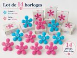 plein de petites fleurs roses et bleues sur la table