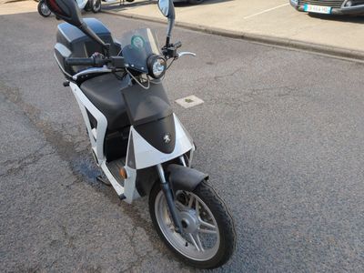 une moto garée sur le côté de la rue