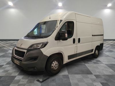 la photo d'une camionnette blanche garée dans une pièce