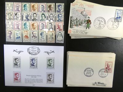beaucoup de timbres et d'enveloppes posés sur la table