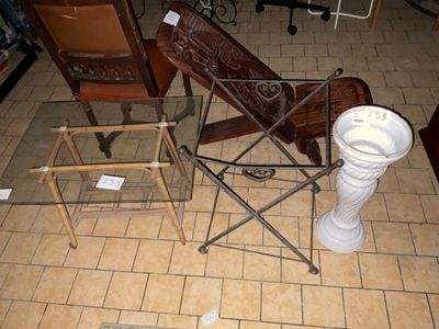 beaucoup de meubles posés sur le sol