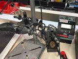 une photo d'un établi sur lequel sont posés de nombreux outils