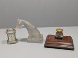 deux objets différents posés sur une table