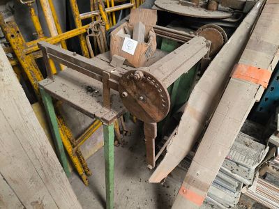 plusieurs pièces de bois sont empilées dans un entrepôt