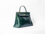 un sac à main en cuir vert sur fond blanc