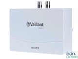 Le chauffe-eau Vaillaant Mini-Ext est blanc et arbore un logo noir.