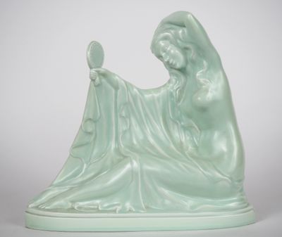 une statue représentant une femme tenant une balle dans la main