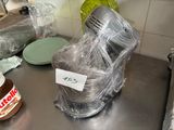un pot de beurre de cacahuète posé sur le plan de travail de la cuisine