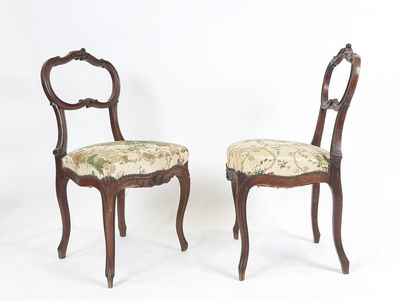 paire de chaises anciennes avec des assises rembourrées à motifs floraux