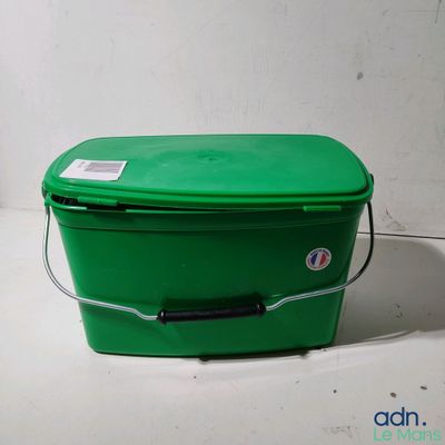 une boîte en plastique verte munie d'une poignée et d'une étiquette