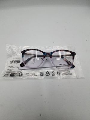 une paire de lunettes posée sur un sac en plastique posé sur une table