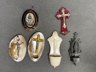 Cinq bénitiers et uu sous verre de la vierge.