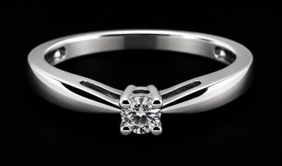 gros plan d'une bague en diamant sur fond noir