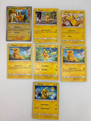 Plusieurs cartes Pokémon sont disposées sur une surface blanche