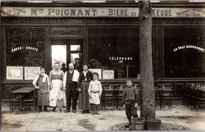 un groupe de personnes debout devant un restaurant