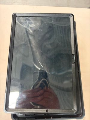 quelqu'un prend une photo de son reflet dans un miroir
