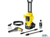un compresseur jaune avec un tuyau et d'autres outils sur fond blanc