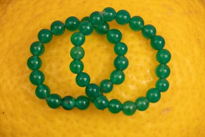 Paire de bagues souples composées de perles d’agate vertes e…