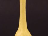 un vase jaune posé sur une table noire