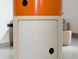 une armoire orange et blanche sur roulettes dans une pièce