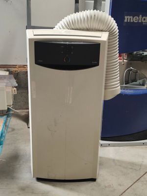 un climatiseur blanc posé par terre à côté d'un appareil bleu et blanc
