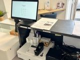 un bureau équipé d'un ordinateur et d'une imprimante