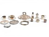 un assortiment d'argenterie comprenant une assiette en argent, des tasses en argent et une assiette en argent