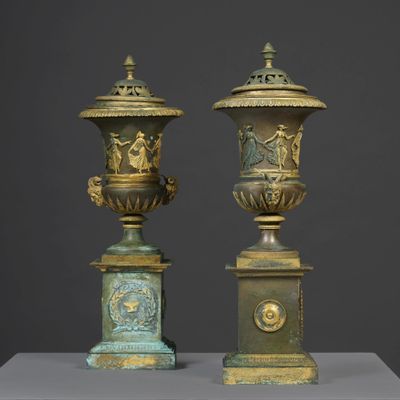 deux vases posés sur une table blanche