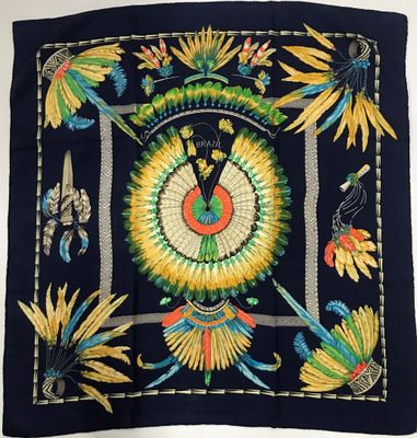 une photo d'un foulard carré orné d'un motif coloré