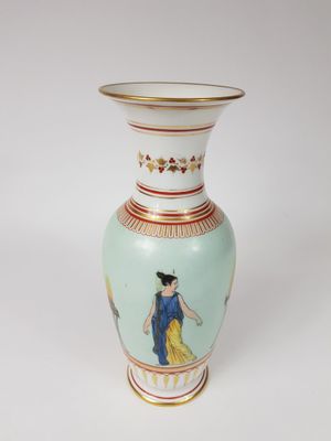 Vase balustre en porcelaine "de Paris" à décor polychrome de…