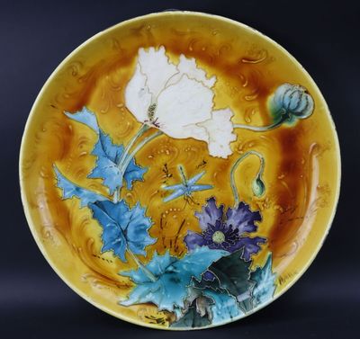 une image représentant une assiette jaune ornée de fleurs bleues et blanches